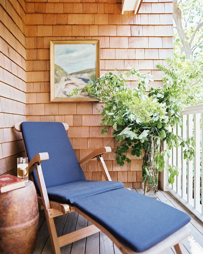 Chaise longue sur le balcon