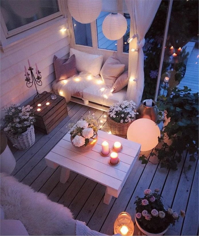 Guirlandes et bougies sur le balcon