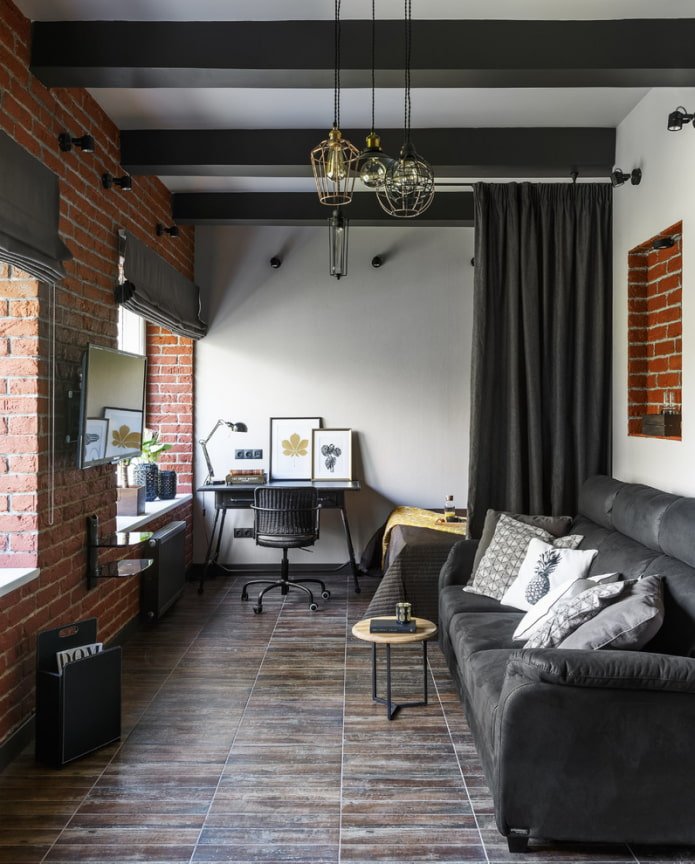 Bureau derrière les rideaux sombres