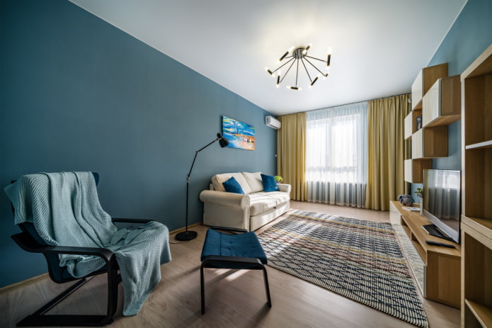 Division avec un lampadaire et un tapis