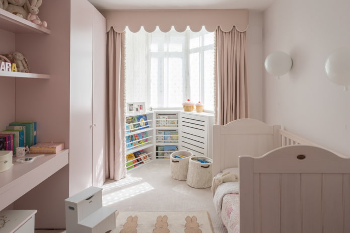 zonage d'une chambre d'enfant avec des rideaux